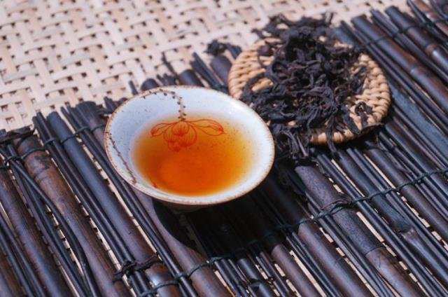 Trà Nhục Quế gây ấn tượng bởi hương thơm độc đáo của quế cùng hương vị của thảo dược. Nó còn được dùng để chiêu đãi các nguyên thủ quốc gia.